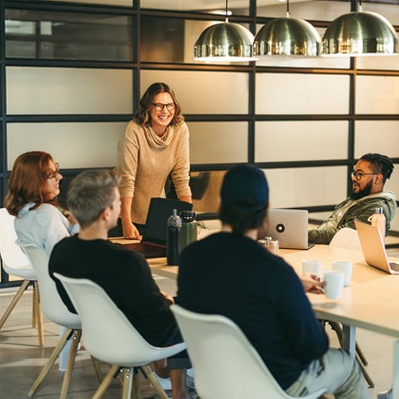 Eine Gruppe junger Geschäftsleute arbeitet gemeinsam in einem modernen Büro
